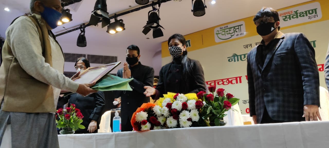 Noida Authority CEO felicitates NLM General Secretary